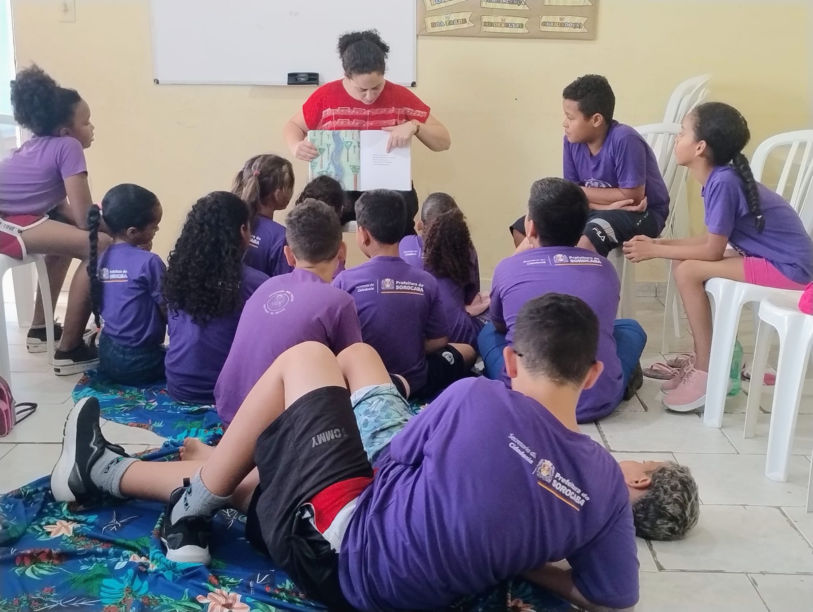 Flavia fazendo uma apresentação