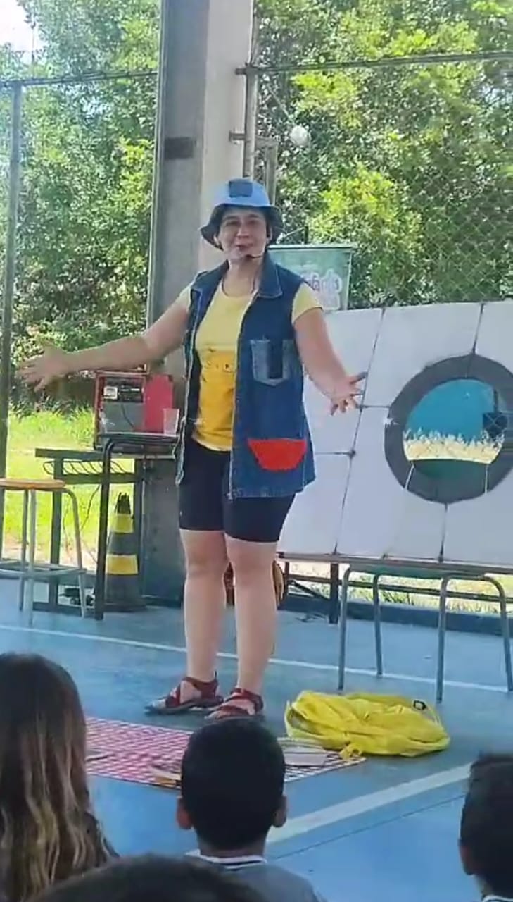 Flavia fazendo uma apresentação