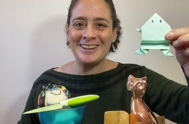 Flavia fazendo uma apresentação