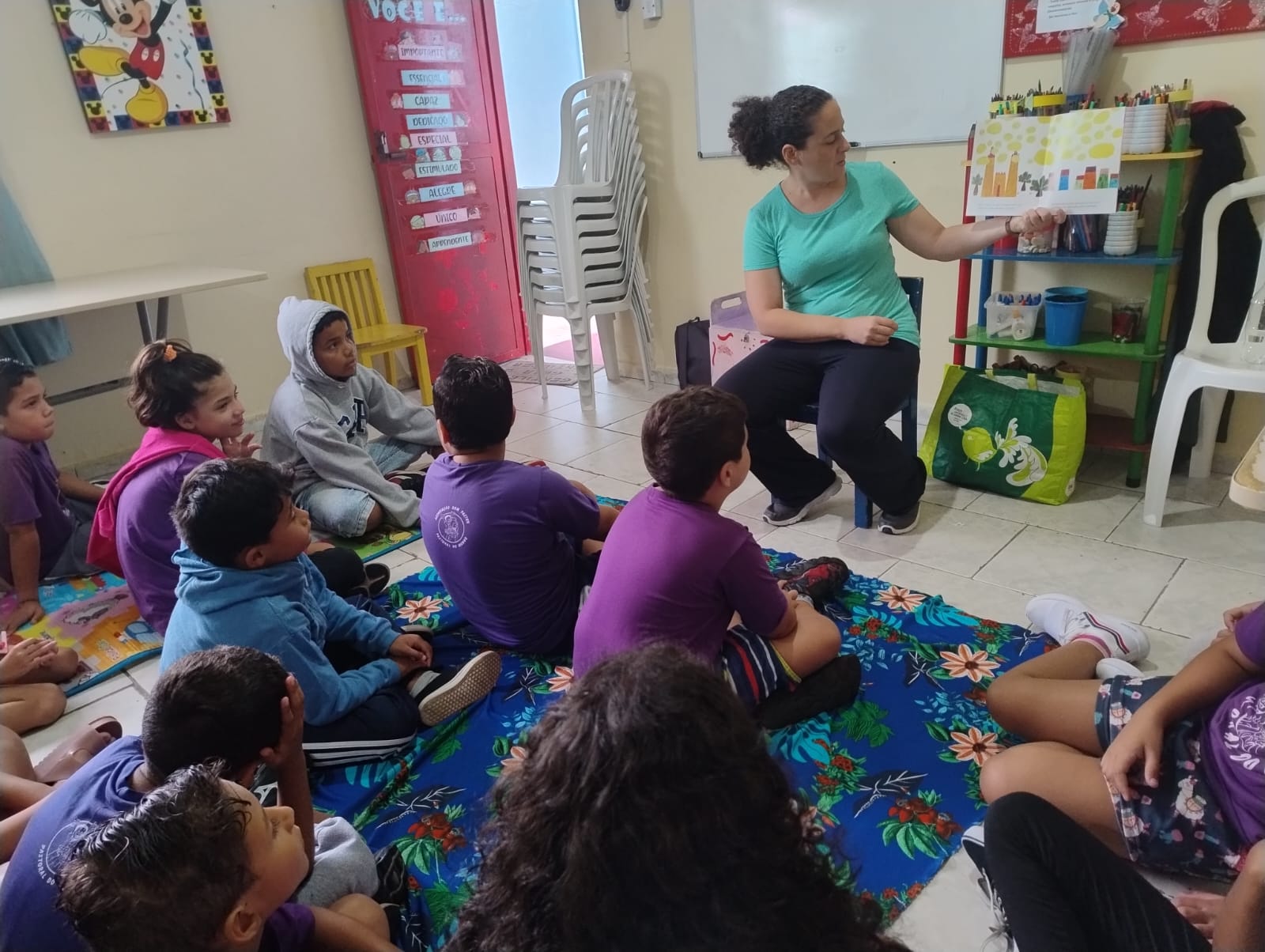 Flavia fazendo uma apresentação