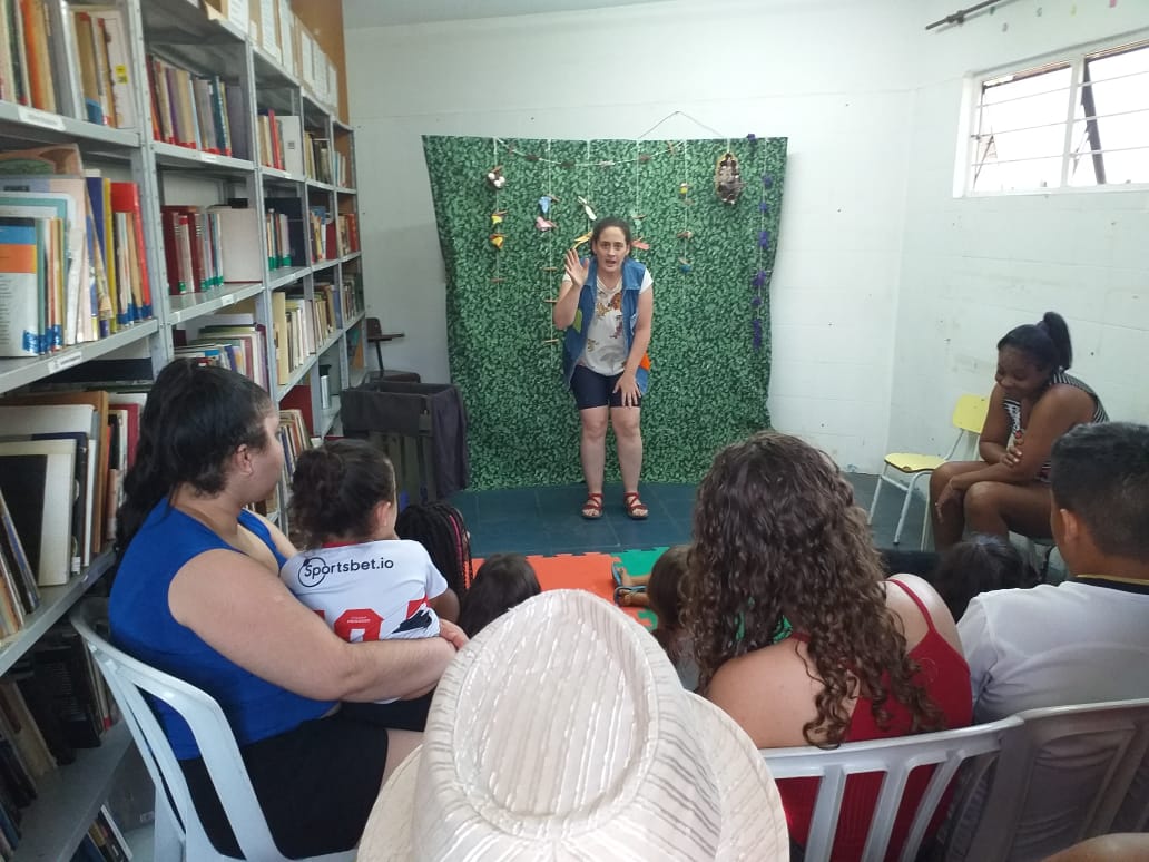 Flavia fazendo uma apresentação